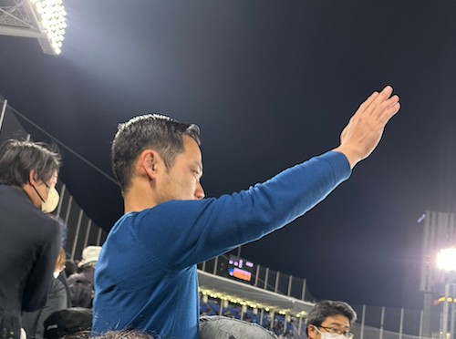 野球観戦している写真