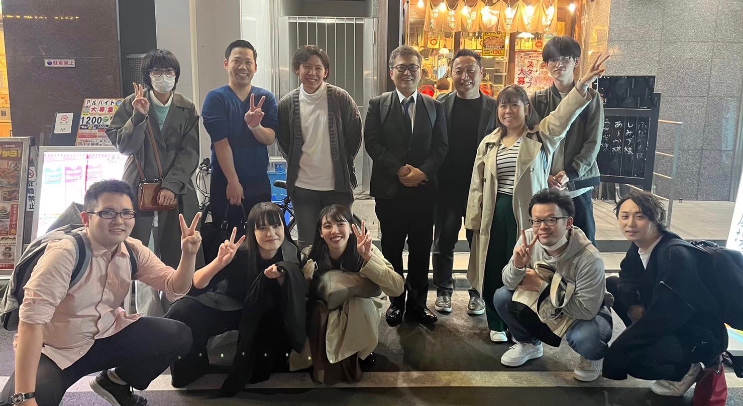 歓迎会のお店の前での写真